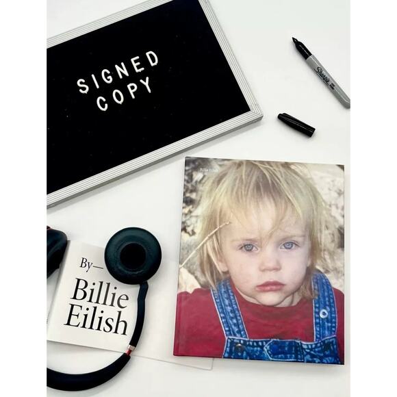 Billie Eilish Signed Edition Hardcover Book ~ Biography Pop Music Artist NEW - Picture 3 of 7